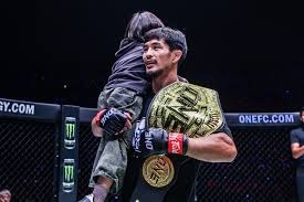 这也有啊？巴特勒半场打板压哨三分！